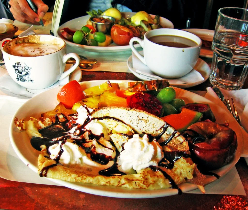 Tasse de café servie sur une table de brunch
